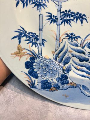 A large Chinese blue and white gilt-decorated dish with birds and insects among bamboo and peonies, Yongzheng — photo 5