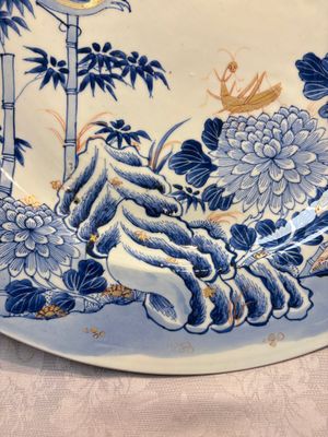 A large Chinese blue and white gilt-decorated dish with birds and insects among bamboo and peonies, Yongzheng — photo 6