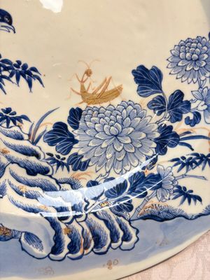 A large Chinese blue and white gilt-decorated dish with birds and insects among bamboo and peonies, Yongzheng — photo 7