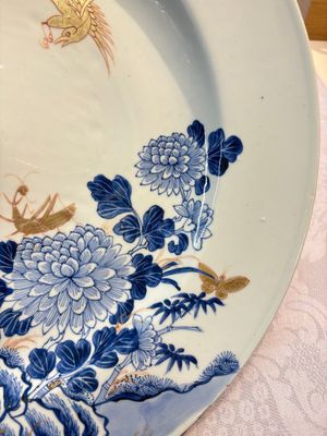 A large Chinese blue and white gilt-decorated dish with birds and insects among bamboo and peonies, Yongzheng — photo 8