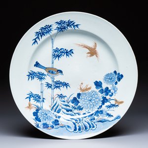 A large Chinese blue and white gilt-decorated dish with birds and insects among bamboo and peonies, Yongzheng — photo 1