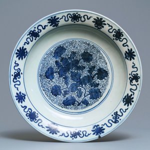 A large Chinese blue and white 'grapevine' dish, Jiajing — 照片 1