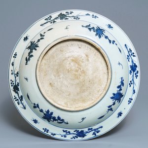 A large Chinese blue and white 'grapevine' dish, Jiajing — 照片 2
