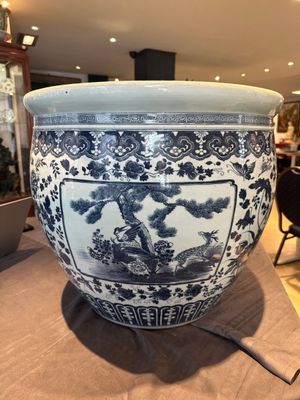 A large Chinese blue and white 'He Lu Tong Chun 鶴鹿同春' fish bowl, 19th C. — photo 1