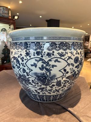 A large Chinese blue and white 'He Lu Tong Chun 鶴鹿同春' fish bowl, 19th C. — photo 2