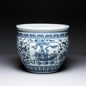 A large Chinese blue and white 'He Lu Tong Chun 鶴鹿同春' fish bowl, 19th C. — photo 1