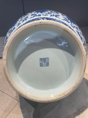 A large Chinese blue and white 'hu' 'bajixiang' vase, Yongzheng mark, 19/20th C. — foto 12