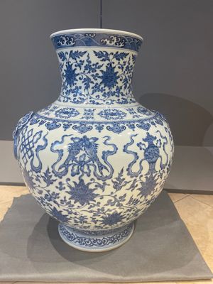 A large Chinese blue and white 'hu' 'bajixiang' vase, Yongzheng mark, 19/20th C. — foto 3