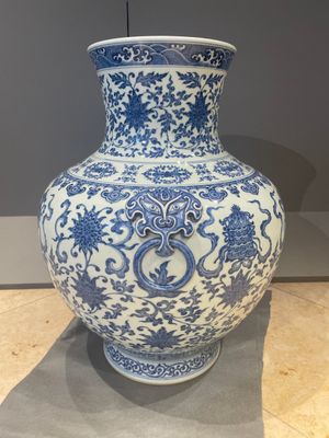 A large Chinese blue and white 'hu' 'bajixiang' vase, Yongzheng mark, 19/20th C. — foto 4