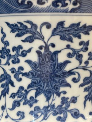 A large Chinese blue and white 'hu' 'bajixiang' vase, Yongzheng mark, 19/20th C. — foto 6