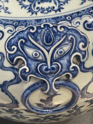 A large Chinese blue and white 'hu' 'bajixiang' vase, Yongzheng mark, 19/20th C. — foto 10