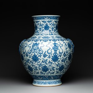 A large Chinese blue and white 'hu' 'bajixiang' vase, Yongzheng mark, 19/20th C. — foto 1