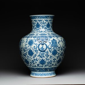 A large Chinese blue and white 'hu' 'bajixiang' vase, Yongzheng mark, 19/20th C. — foto 2