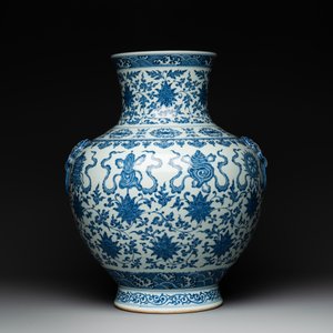 A large Chinese blue and white 'hu' 'bajixiang' vase, Yongzheng mark, 19/20th C. — foto 3