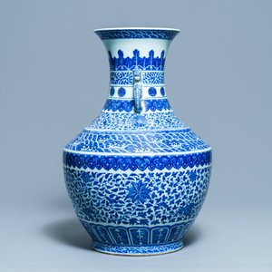 A large Chinese blue and white 'hu' vase with floral scrolls, Qianlong mark, 19th C — 照片 2