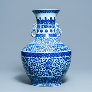 A large Chinese blue and white 'hu' vase with floral scrolls, Qianlong mark, 19th C — 照片 3