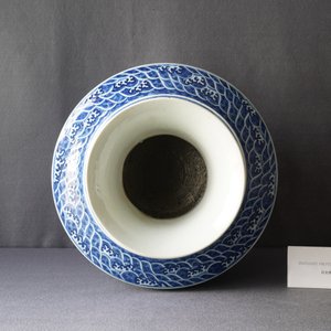 A large Chinese blue and white 'hu' vase with floral scrolls, Qianlong mark, 19th C — 照片 9