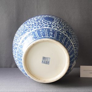 A large Chinese blue and white 'hu' vase with floral scrolls, Qianlong mark, 19th C — 照片 10