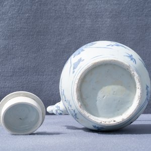 A large Chinese blue and white 'insects and flower sprigs' teapot and cover, Hatcher cargo shipwreck, Transitional period — 照片 12