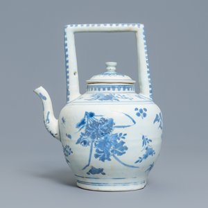 A large Chinese blue and white 'insects and flower sprigs' teapot and cover, Hatcher cargo shipwreck, Transitional period — 照片 4