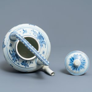 A large Chinese blue and white 'insects and flower sprigs' teapot and cover, Hatcher cargo shipwreck, Transitional period — 照片 6