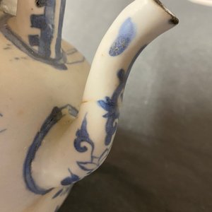 A large Chinese blue and white 'insects and flower sprigs' teapot and cover, Hatcher cargo shipwreck, Transitional period — 照片 8