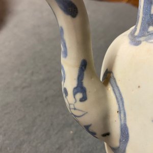 A large Chinese blue and white 'insects and flower sprigs' teapot and cover, Hatcher cargo shipwreck, Transitional period — 照片 9