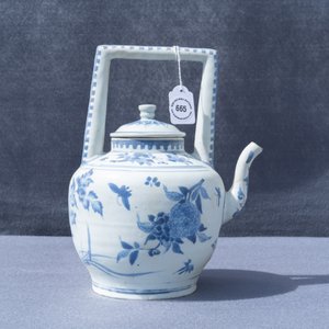 A large Chinese blue and white 'insects and flower sprigs' teapot and cover, Hatcher cargo shipwreck, Transitional period — 照片 10