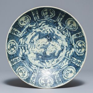A large Chinese blue and white Islamic market Swatow 'dragon' charger, Ming — photo 1