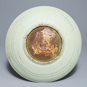 A large Chinese blue and white Islamic market Swatow 'dragon' charger, Ming — photo 2