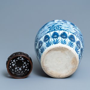 A large Chinese blue and white jar with wooden cover, Kangxi — 照片 7