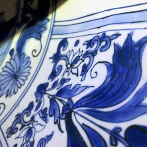 A large Chinese blue and white kraak charger with figural design, Wanli — photo 12