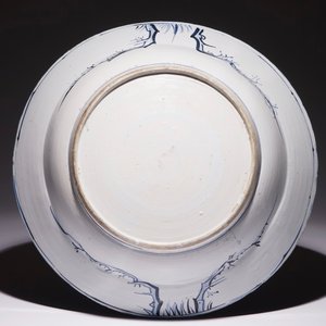 A large Chinese blue and white kraak charger with figural design, Wanli — photo 2