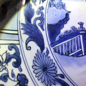 A large Chinese blue and white kraak charger with figural design, Wanli — photo 7