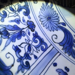 A large Chinese blue and white kraak charger with figural design, Wanli — photo 10