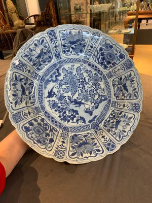 A large Chinese blue and white 'kraak' dish with birds among flowering branches, Wanli — foto 1
