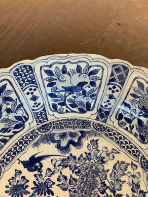 A large Chinese blue and white 'kraak' dish with birds among flowering branches, Wanli — foto 11