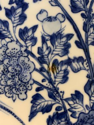 A large Chinese blue and white 'kraak' dish with birds among flowering branches, Wanli — foto 12