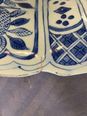 A large Chinese blue and white 'kraak' dish with birds among flowering branches, Wanli — foto 13