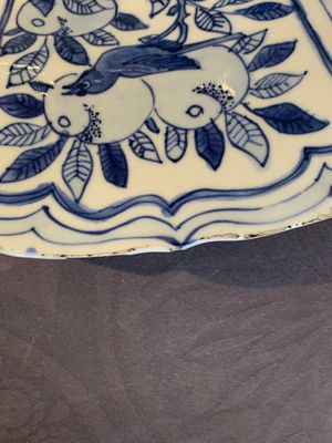 A large Chinese blue and white 'kraak' dish with birds among flowering branches, Wanli — foto 14