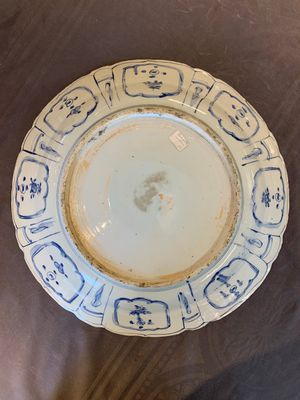 A large Chinese blue and white 'kraak' dish with birds among flowering branches, Wanli — foto 15