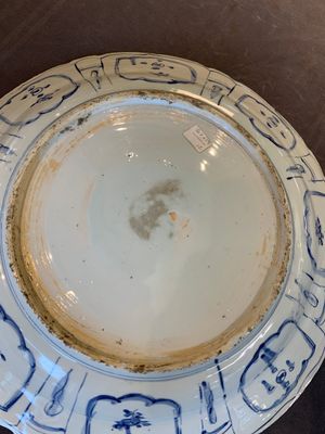 A large Chinese blue and white 'kraak' dish with birds among flowering branches, Wanli — foto 16
