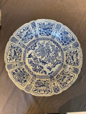 A large Chinese blue and white 'kraak' dish with birds among flowering branches, Wanli — foto 2