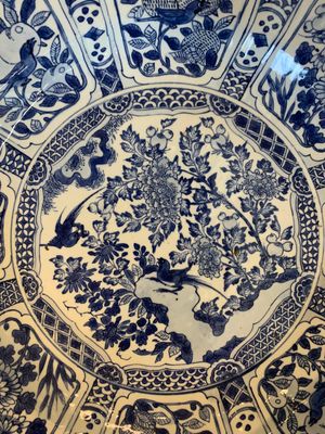 A large Chinese blue and white 'kraak' dish with birds among flowering branches, Wanli — foto 3
