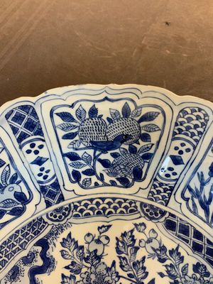 A large Chinese blue and white 'kraak' dish with birds among flowering branches, Wanli — foto 4