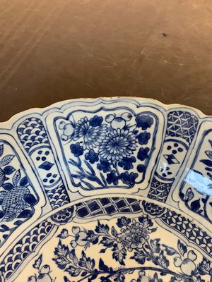A large Chinese blue and white 'kraak' dish with birds among flowering branches, Wanli — foto 5