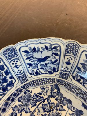 A large Chinese blue and white 'kraak' dish with birds among flowering branches, Wanli — foto 6