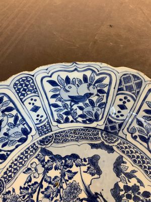 A large Chinese blue and white 'kraak' dish with birds among flowering branches, Wanli — foto 7