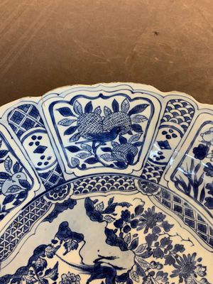 A large Chinese blue and white 'kraak' dish with birds among flowering branches, Wanli — foto 8