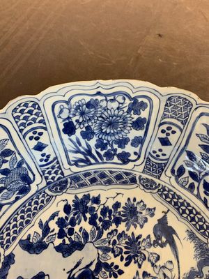 A large Chinese blue and white 'kraak' dish with birds among flowering branches, Wanli — foto 9